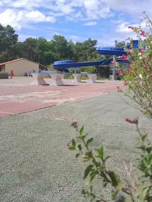 Tennis ou squash au sein de le camping ou à proximité