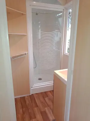 Salle de bains dans l'établissement Camping Coeur de Vendée mobil home 6 personnes