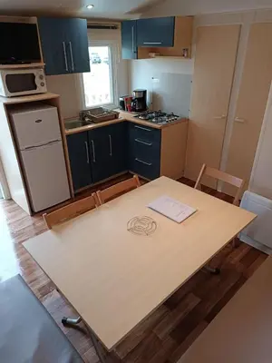 Cuisine ou kitchenette dans l'établissement Camping Coeur de Vendée mobil home 6 personnes