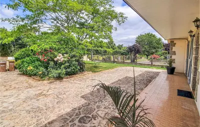 Jardin de l'établissement Amazing Home In Allaire With Wifi