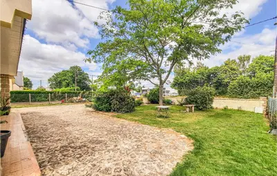 Jardin de l'établissement Amazing Home In Allaire With Wifi