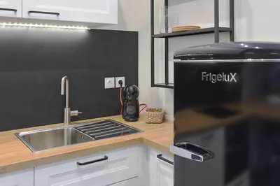 Cuisine ou kitchenette dans l'établissement Centre-ville - Fibre - Netflix - T2 L'ISAC