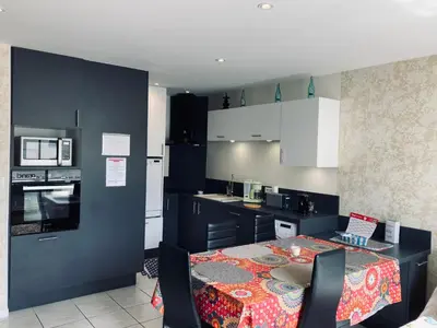 Cuisine ou kitchenette dans l'établissement Standing, luminosité à 100m de la mer, T3 prestige