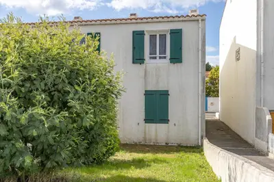 Jardin de l'établissement Appartement pour 4 - 450m Plage des Sables d'Or