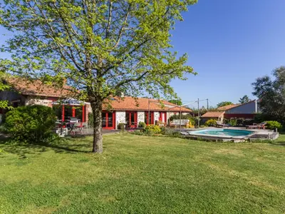Piscine de l'établissement Gîte familial spacieux avec piscine naturelle, proche Nantes - FR-1-306-1218 ou située à proximité