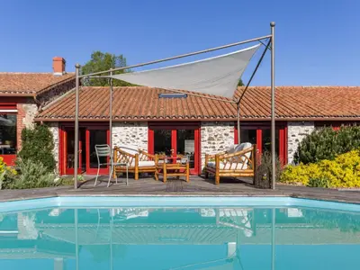 Piscine de l'établissement Gîte familial spacieux avec piscine naturelle, proche Nantes - FR-1-306-1218 ou située à proximité