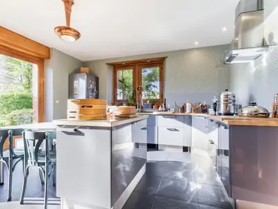 Cuisine ou kitchenette dans l'établissement Gîte familial spacieux avec piscine naturelle, proche Nantes - FR-1-306-1218