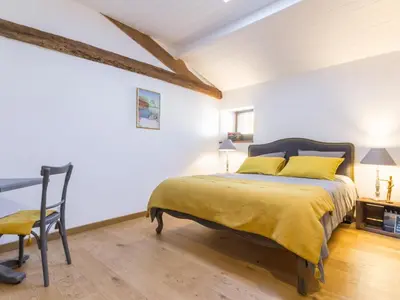 Un ou plusieurs lits dans un hébergement de l'établissement Gîte familial spacieux avec piscine naturelle, proche Nantes - FR-1-306-1218