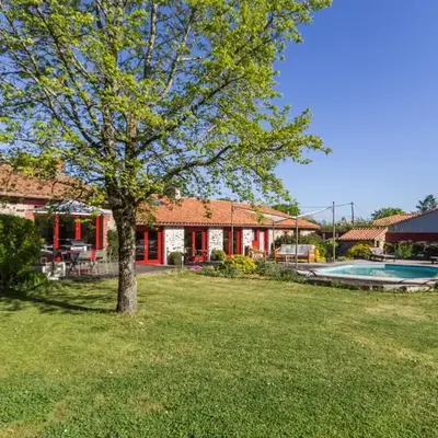 Gîte familial spacieux avec piscine naturelle