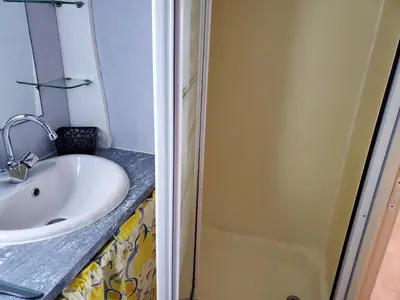 Salle de bains dans l'établissement Mobil home chez l habitants