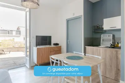 Cuisine ou kitchenette dans l'établissement TERRASSE DU MAINE - Centre ville - Wifi
