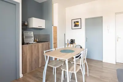 Cuisine ou kitchenette dans l'établissement TERRASSE DU MAINE - Centre ville - Wifi