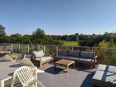 Balcon ou terrasse dans l'établissement Gîte La Pironnière - Piscine, Nature, au bord de la Rivière