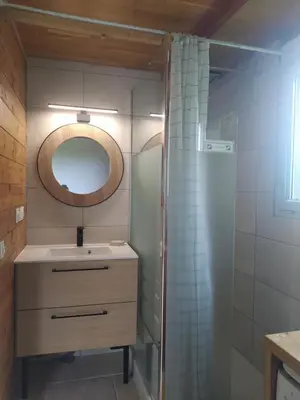 Salle de bains dans l'établissement Gîte La Pironnière - Piscine, Nature, au bord de la Rivière