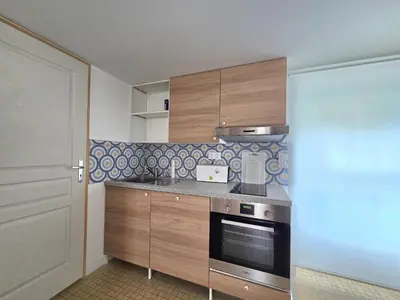 Cuisine ou kitchenette dans l'établissement Appartement 2 Chambres avec Jardin Privé Proche Plage - FR-1-364-133