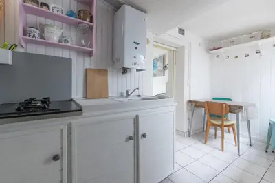 Cuisine ou kitchenette dans l'établissement La Mirmilly - 100m de la plage