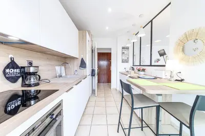 Cuisine ou kitchenette dans l'établissement L'Aragon - Wifi - Balcon vue La Maine