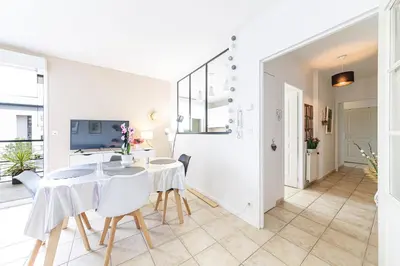 Télévision ou salle de divertissement dans l'établissement L'Aragon - Wifi - Balcon vue La Maine