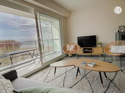 Télévision ou salle de divertissement dans l'établissement Au85, Bel appartement, vue océan, pied de la plage