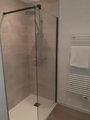 Salle de bains dans l'établissement L'étape de la Tour