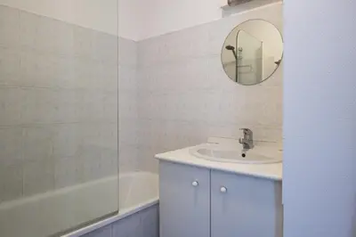 Salle de bains dans l'établissement gîte de l'artiste Segré ? T2 confort ? centre ? 2 lits