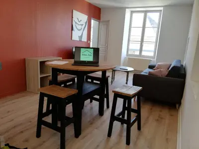 Télévision ou salle de divertissement dans l'établissement Gîte Terracotta de Segré ? cuisine ? chambre (lit queen size) ? salon