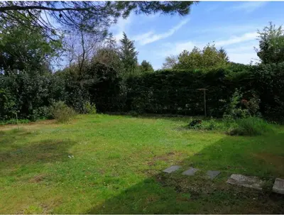 Jardin de l'établissement Emplacement de toile de tente dans jardin