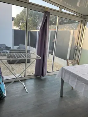Télévision ou salle de divertissement dans l'établissement le Rocher