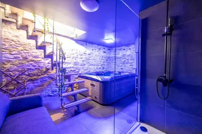 Salle de bains dans l'établissement Cosy Room Jacuzzi Romantique