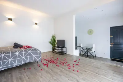 Un ou plusieurs lits dans un hébergement de l'établissement Cosy Room Jacuzzi Romantique