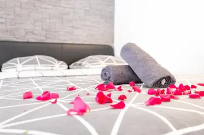 Un ou plusieurs lits dans un hébergement de l'établissement Cosy Room Jacuzzi Romantique