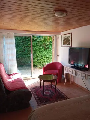 Télévision ou salle de divertissement dans l'établissement Gîte 2 personnes, proche mer