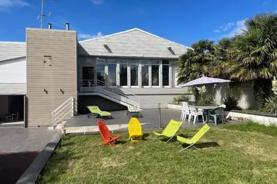 Jardin de l'établissement Le Zen - Sauna - Piscine intérieure