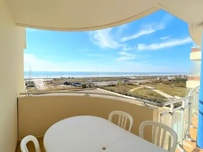 Vue générale sur la mer ou vue sur la mer prise depuis l'appartement