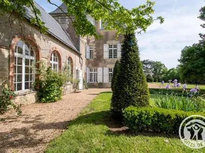 Jardin de l'établissement Charmant gîte familial avec parc, près des vignobles, à 30 min d’Angers - Confort et cadre raffiné. - FR-1-622-34