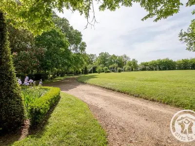 Jardin de l'établissement Charmant gîte familial avec parc, près des vignobles, à 30 min d’Angers - Confort et cadre raffiné. - FR-1-622-34