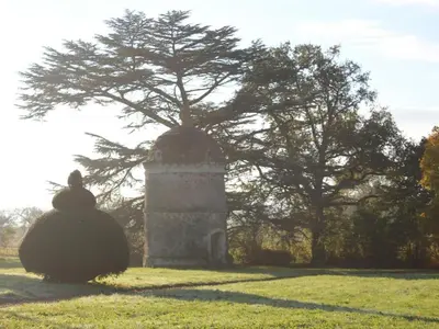 Jardin de l'établissement Charmant gîte familial avec parc, près des vignobles, à 30 min d’Angers - Confort et cadre raffiné. - FR-1-622-34