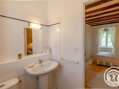 Salle de bains dans l'établissement Charmant gîte familial avec parc, près des vignobles, à 30 min d’Angers - Confort et cadre raffiné. - FR-1-622-34