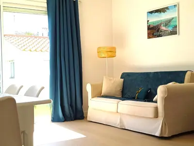 Coin salon dans l'établissement Maison Cosy, Rénovée, Proche Plage et Centre, Jardin, Animaux Bienvenus - FR-1-652-19
