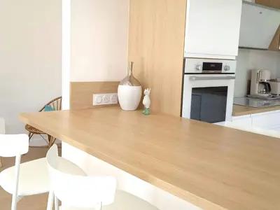 Cuisine ou kitchenette dans l'établissement Maison Cosy, Rénovée, Proche Plage et Centre, Jardin, Animaux Bienvenus - FR-1-652-19