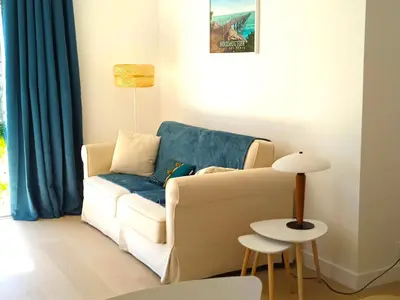 Coin salon dans l'établissement Maison Cosy, Rénovée, Proche Plage et Centre, Jardin, Animaux Bienvenus - FR-1-652-19