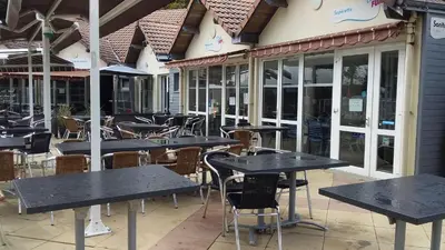 Restaurant ou autre lieu de restauration dans l'établissement Mobil home 3 chambres à St brėvin les pins 44