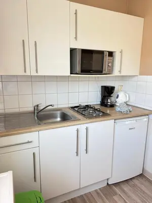 Cuisine ou kitchenette dans l'établissement 2 logements séparés 2 et 5 couchages au Rez-de-Chaussée à Chambretaud, 5 min Puy du Fou