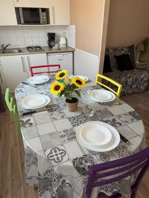 Cuisine ou kitchenette dans l'établissement 2 logements séparés 2 et 5 couchages au Rez-de-Chaussée à Chambretaud, 5 min Puy du Fou