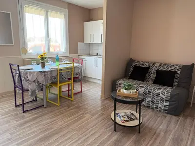Cuisine ou kitchenette dans l'établissement 2 logements séparés 2 et 5 couchages au Rez-de-Chaussée à Chambretaud, 5 min Puy du Fou