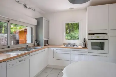 Cuisine ou kitchenette dans l'établissement Maison familiale dans les pins à 300 m de la Plage