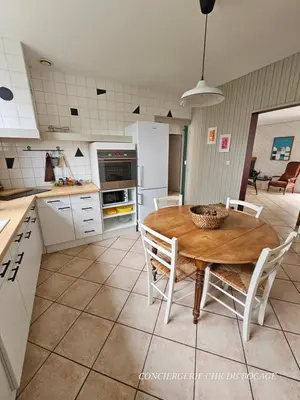 Cuisine ou kitchenette dans l'établissement Les Pâquerettes, gîte de campagne 1300 m2 de terrain à 20min du Puy du Fou