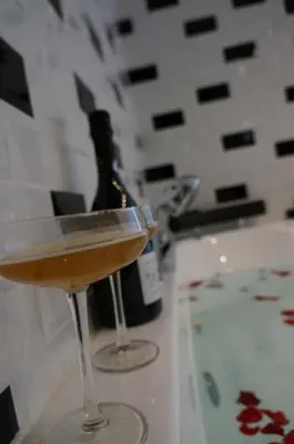 Boissons dans l'établissement Nuit Magique Love room avec Jacuzzi Privé Nantes