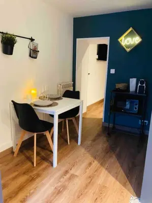 Télévision ou salle de divertissement dans l'établissement Nuit Magique Love room avec Jacuzzi Privé Nantes