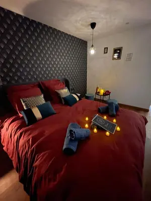 Un ou plusieurs lits dans un hébergement de l'établissement Nuit Magique Love room avec Jacuzzi Privé Nantes